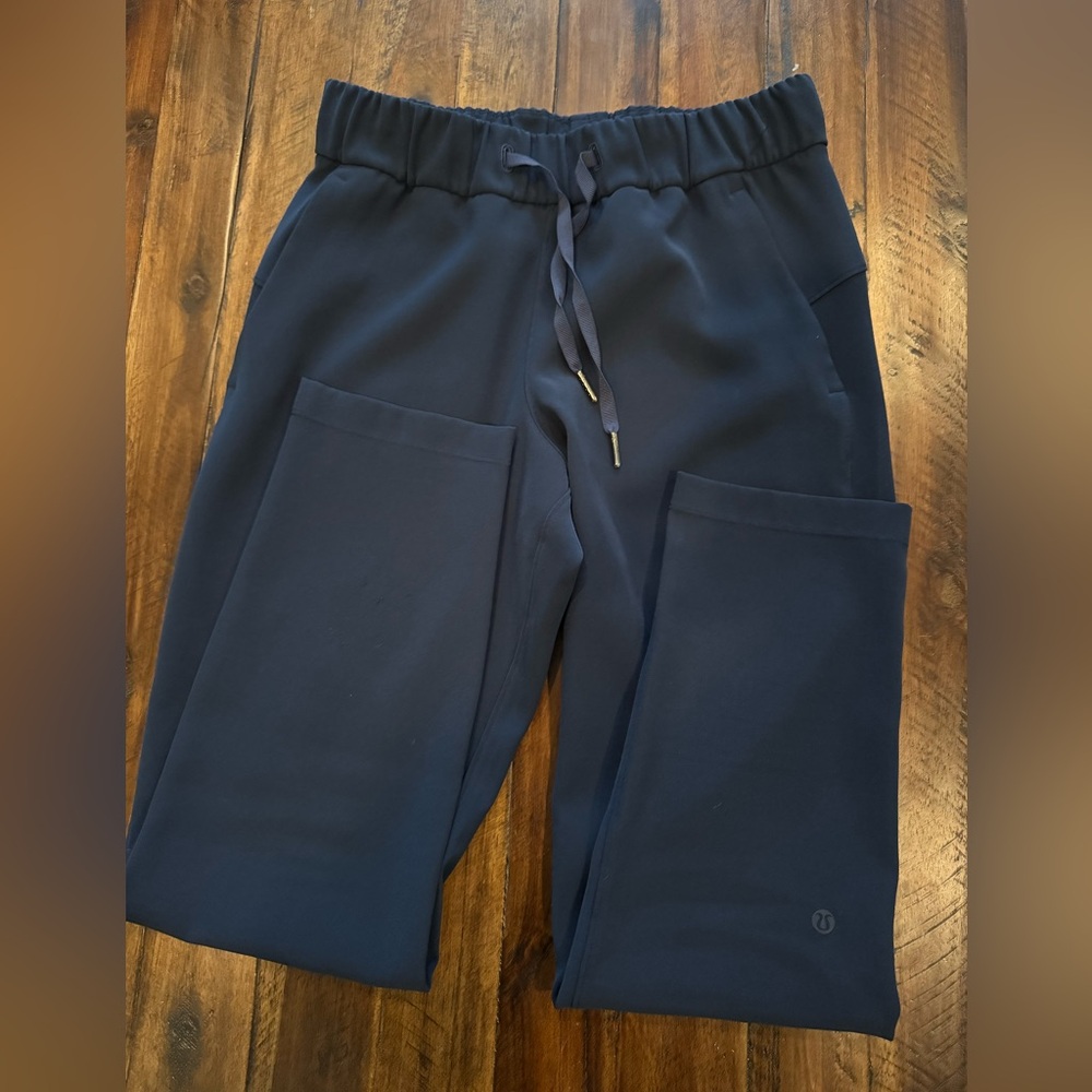 Lululemon on the fly 7/8 pants, navy blue